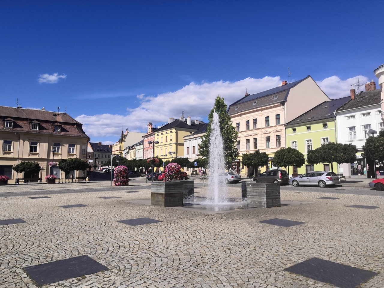 Innenstadt und Marktplatz mit Brunnen von Sternberk, Tschechien