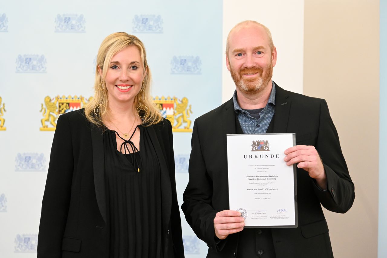 Kultusstaatssekretärin Anna Stolz übergibt Urkunde zur Inklusionsschule an Schulleiter Oliver Wahl