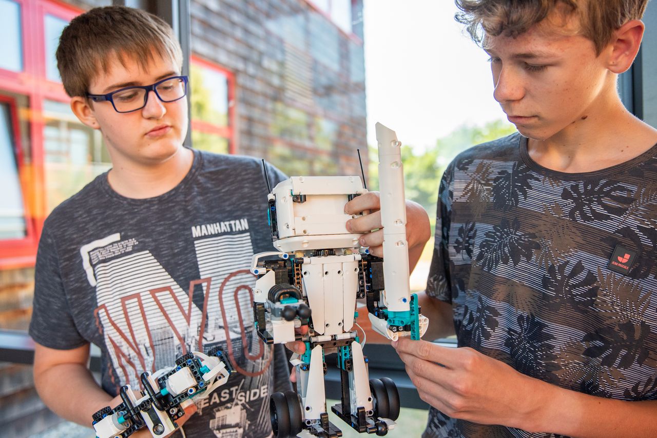 Schüler des Wahlfachs Robotik halten Lego-Roboter in den Händen