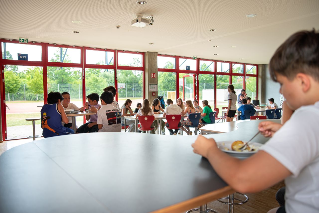 Schülerinnen und Schüler der Offenen Ganztagesschule beim Mittagessen