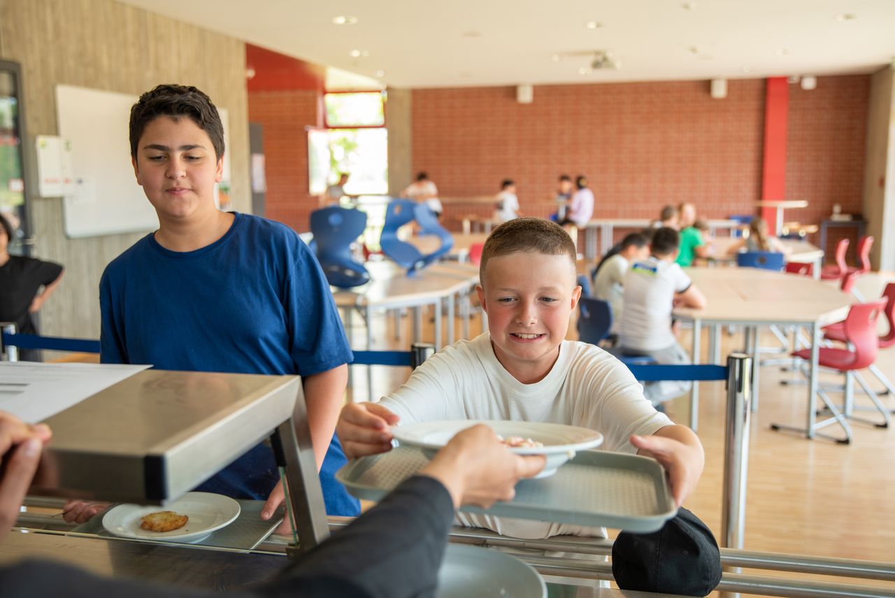 Ausgabe des Mittagessens in der offenen Ganztagesschule