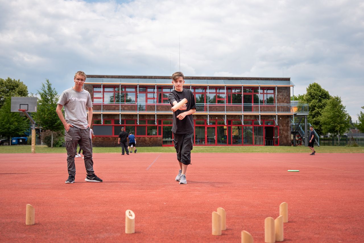 Schüler spielen auf dem Sportplatz der Schule