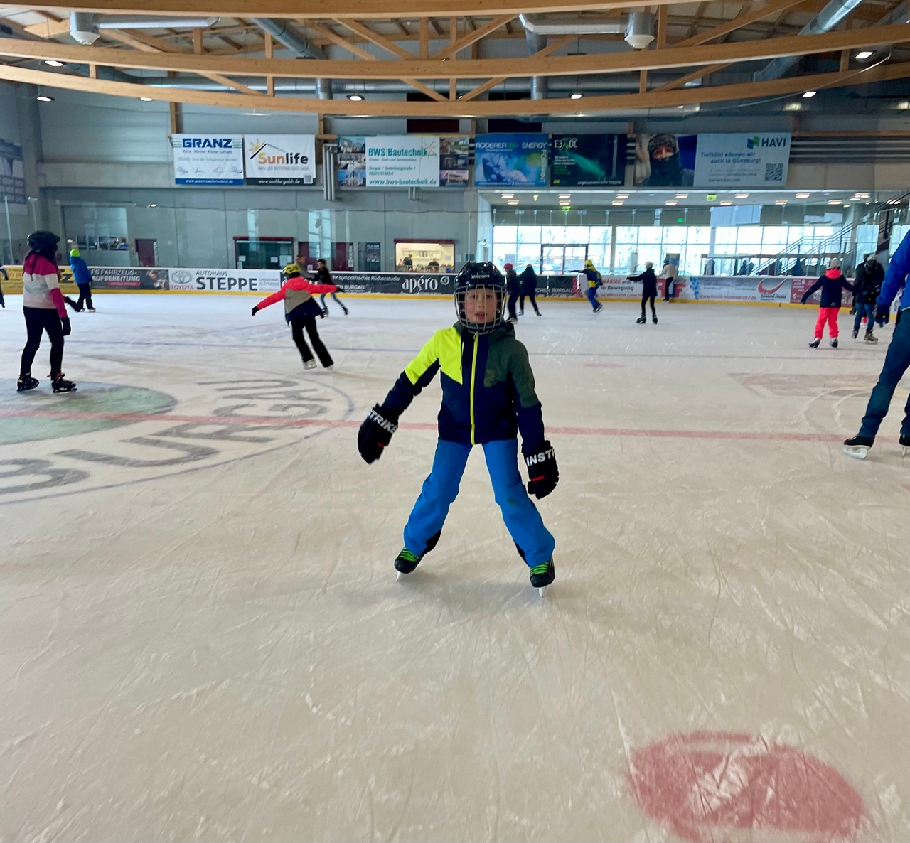 Sportklassen beim Eislaufen