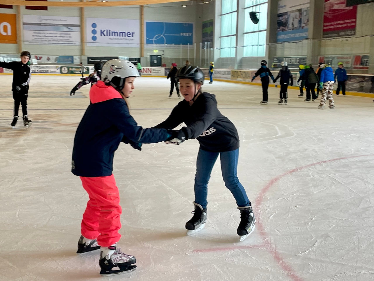 Sportklassen beim Eislaufen