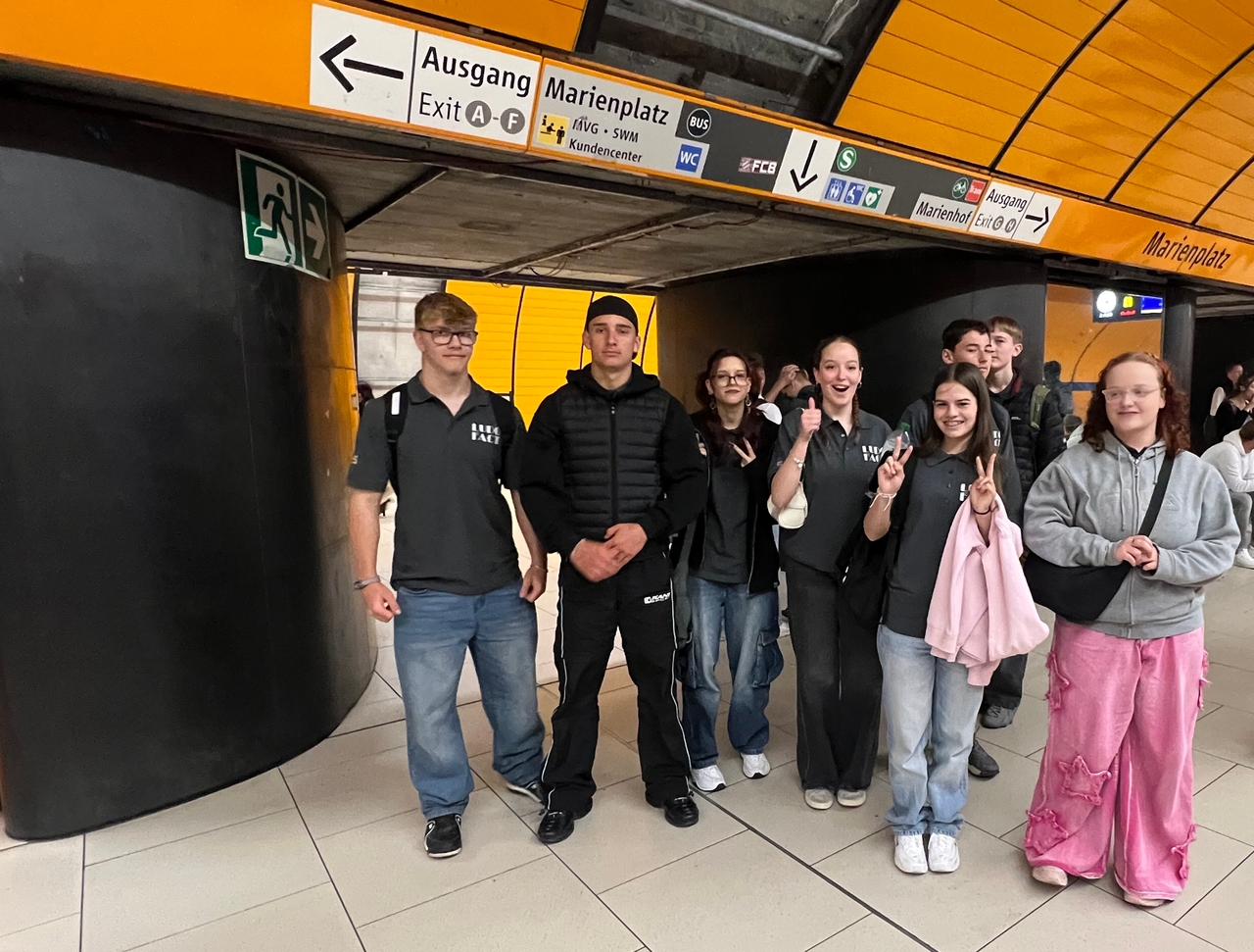 Spannende Papierbrücken: Schülerinnen und Schüler der Dominikus-Zimmermann-Realschule bei der Papier Challenge in München