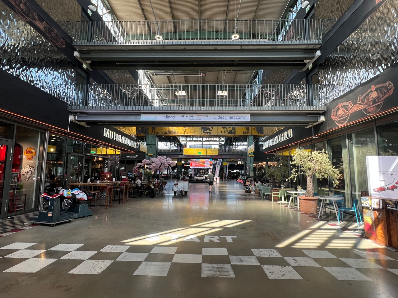 Spannende Papierbrücken: Schülerinnen und Schüler der Dominikus-Zimmermann-Realschule bei der Papier Challenge in München