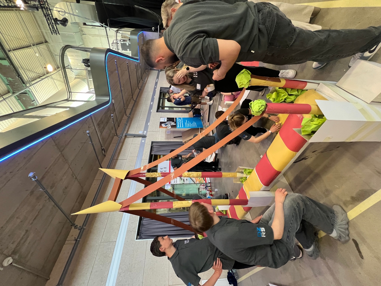 Spannende Papierbrücken: Schülerinnen und Schüler der Dominikus-Zimmermann-Realschule bei der Papier Challenge in München