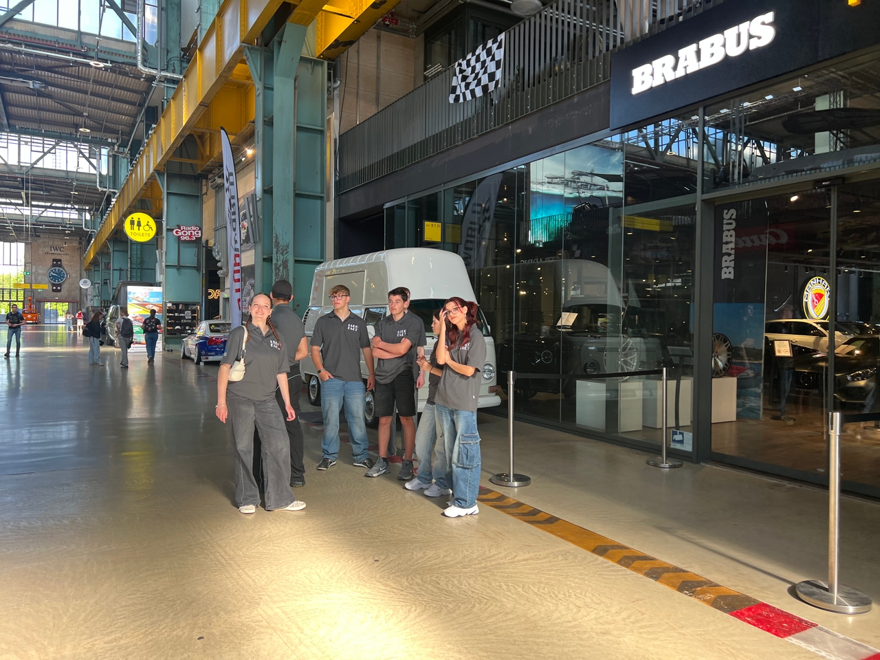 Spannende Papierbrücken: Schülerinnen und Schüler der Dominikus-Zimmermann-Realschule bei der Papier Challenge in München