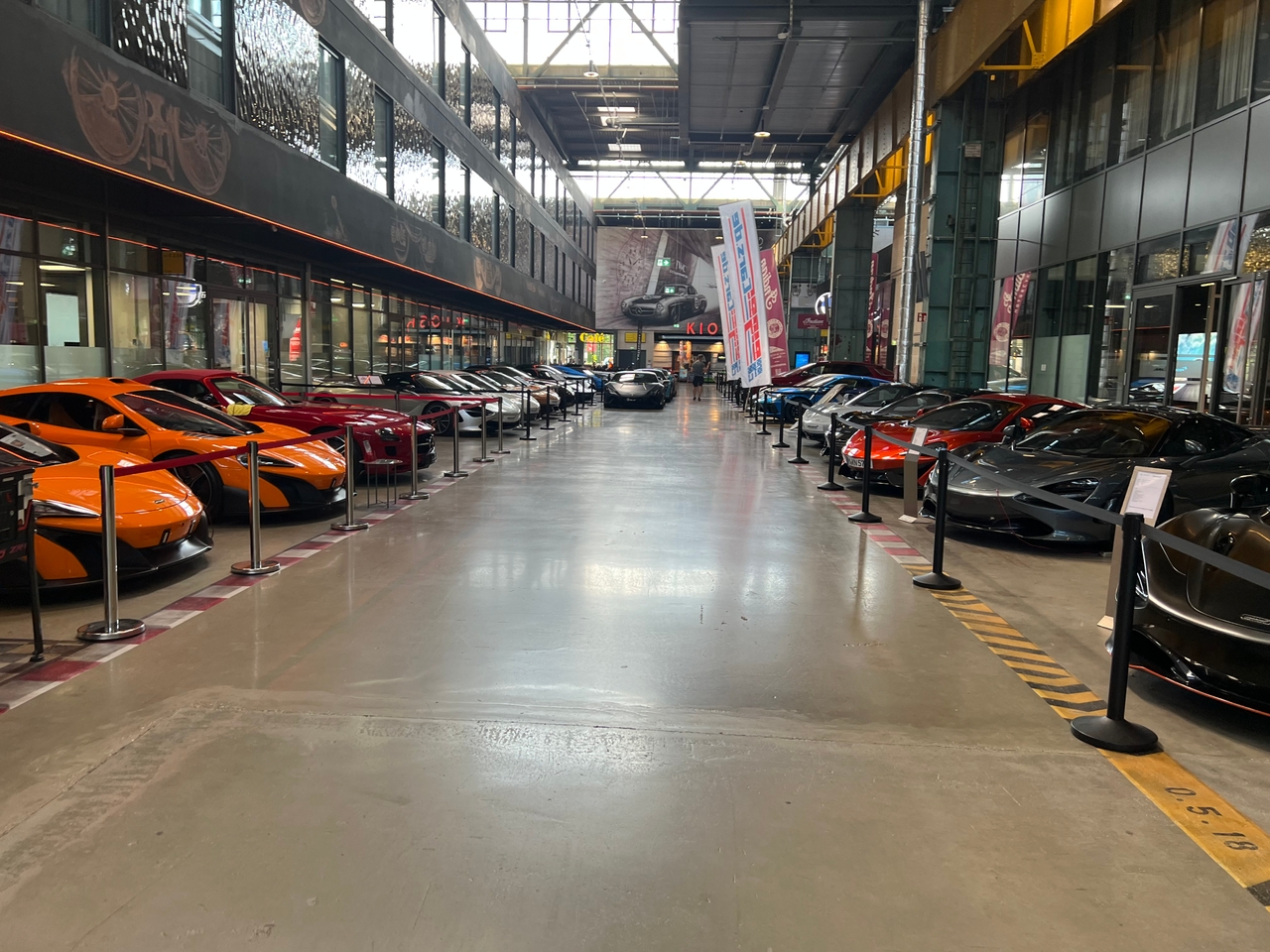 Spannende Papierbrücken: Schülerinnen und Schüler der Dominikus-Zimmermann-Realschule bei der Papier Challenge in München