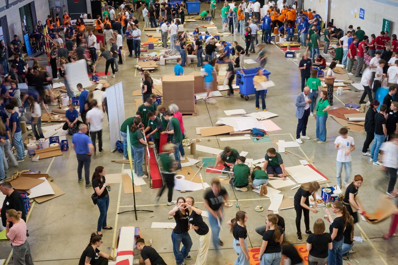 Spannende Papierbrücken: Schülerinnen und Schüler der Dominikus-Zimmermann-Realschule bei der Papier Challenge in München