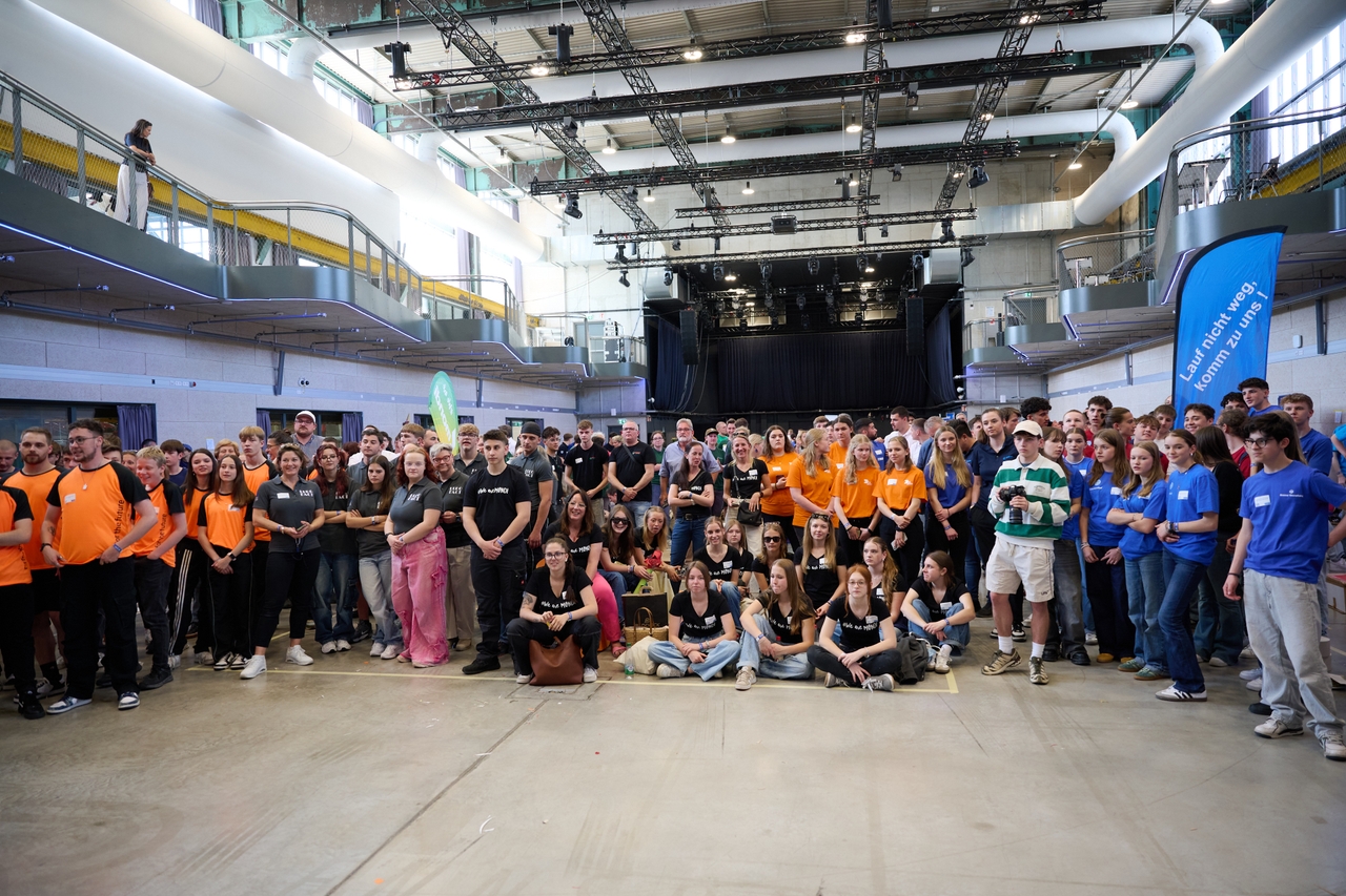 Spannende Papierbrücken: Schülerinnen und Schüler der Dominikus-Zimmermann-Realschule bei der Papier Challenge in München