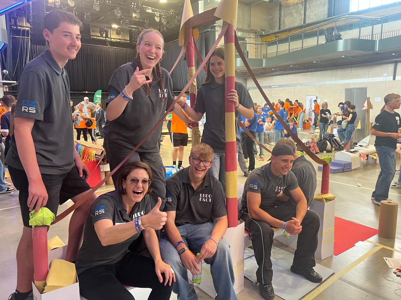 Spannende Papierbrücken: Schülerinnen und Schüler der Dominikus-Zimmermann-Realschule bei der Papier Challenge in München