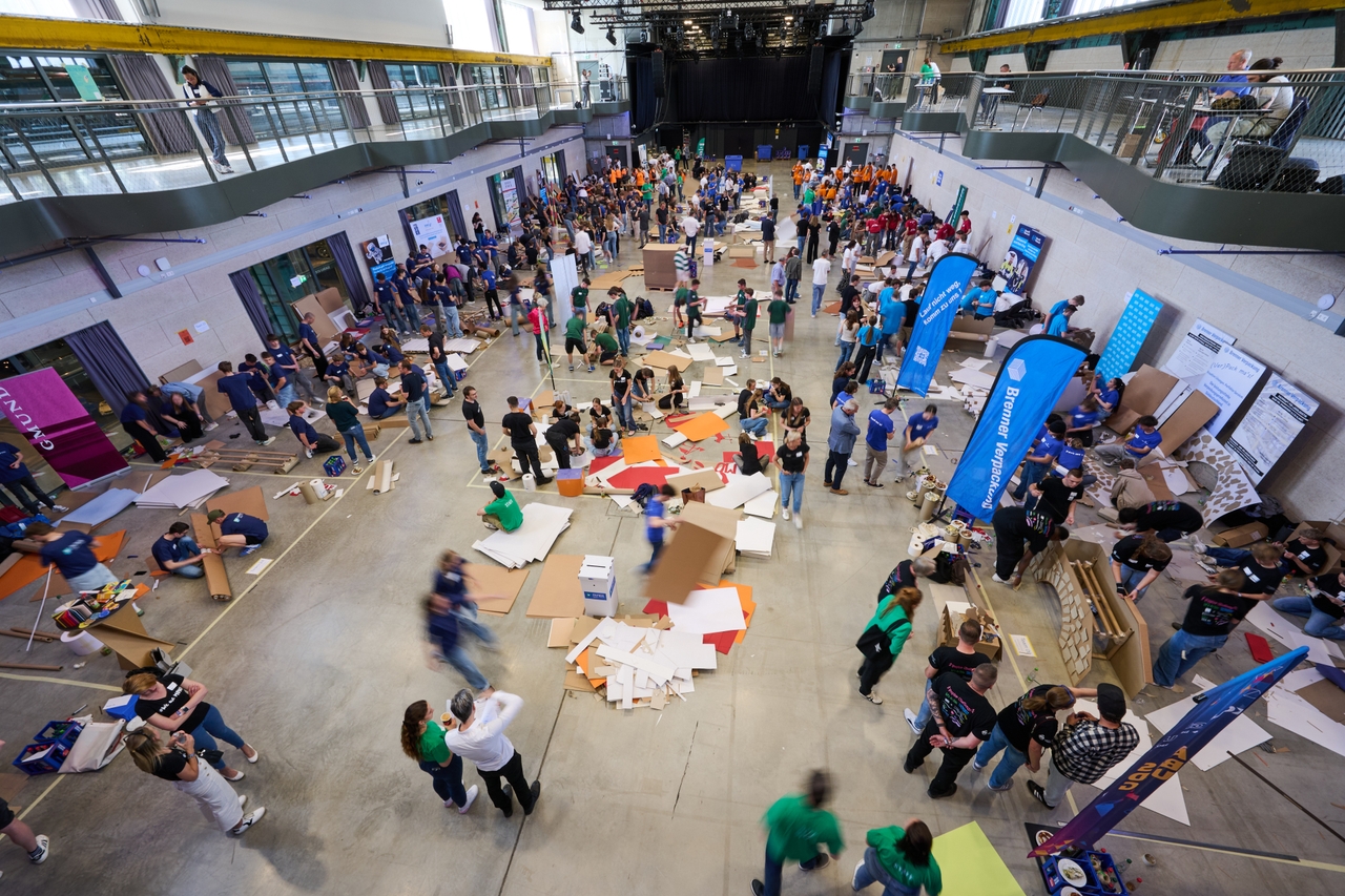 Spannende Papierbrücken: Schülerinnen und Schüler der Dominikus-Zimmermann-Realschule bei der Papier Challenge in München