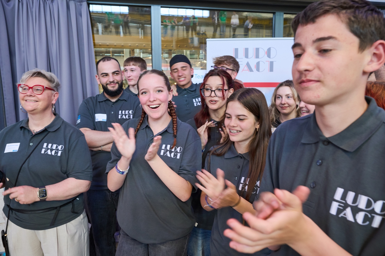 Spannende Papierbrücken: Schülerinnen und Schüler der Dominikus-Zimmermann-Realschule bei der Papier Challenge in München