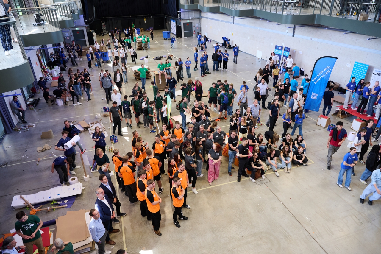 Spannende Papierbrücken: Schülerinnen und Schüler der Dominikus-Zimmermann-Realschule bei der Papier Challenge in München
