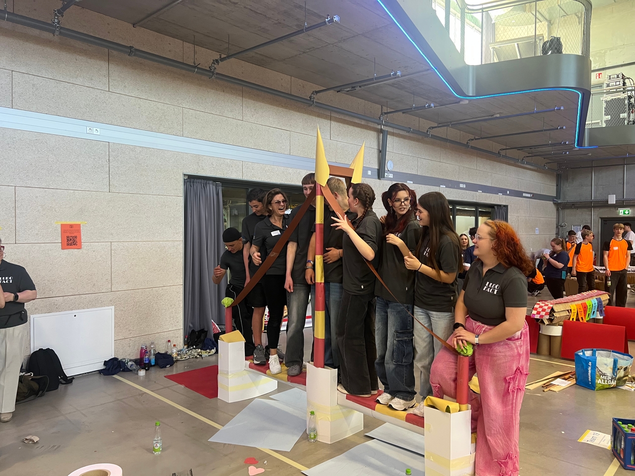 Spannende Papierbrücken: Schülerinnen und Schüler der Dominikus-Zimmermann-Realschule bei der Papier Challenge in München