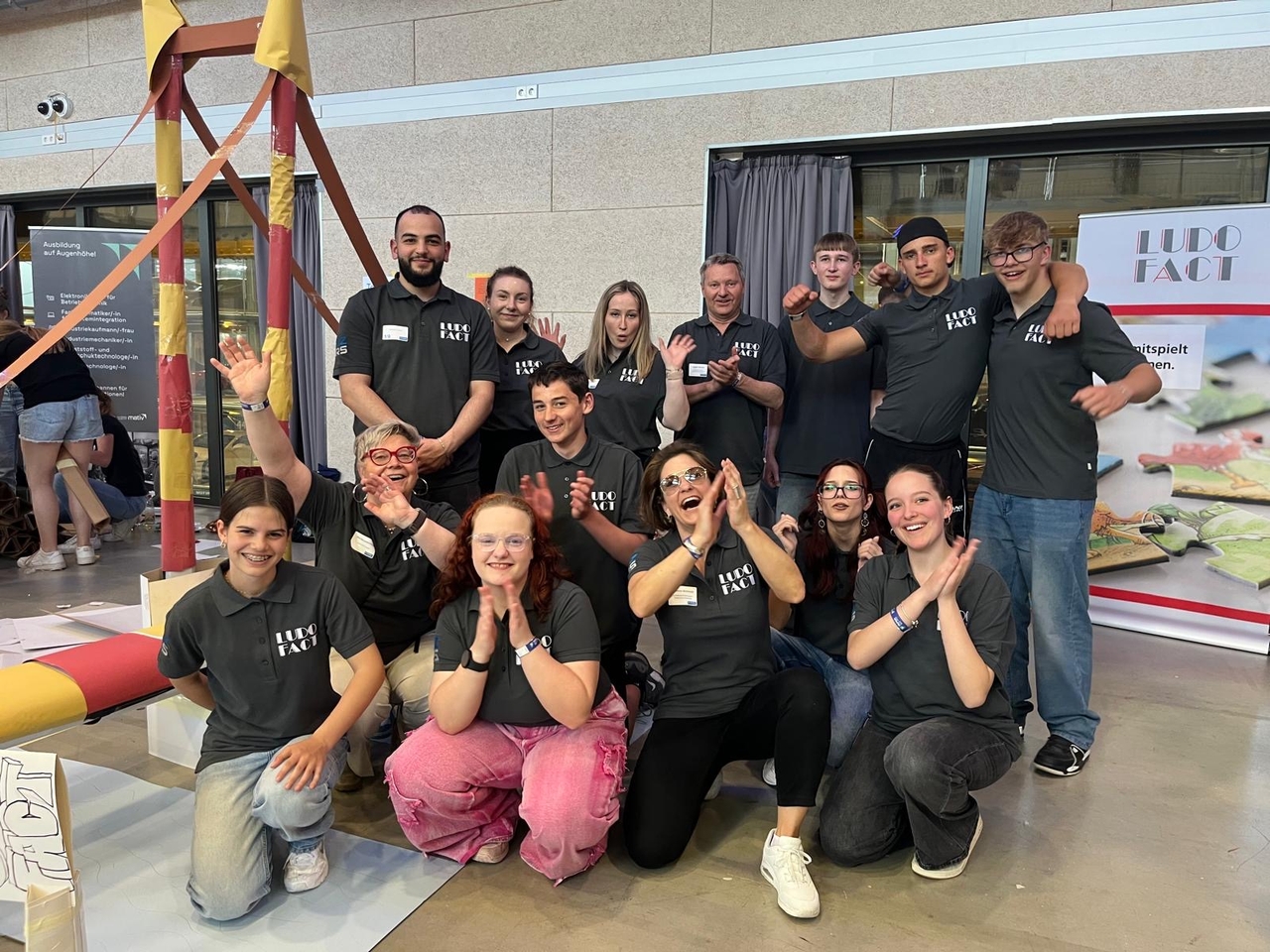 Spannende Papierbrücken: Schülerinnen und Schüler der Dominikus-Zimmermann-Realschule bei der Papier Challenge in München