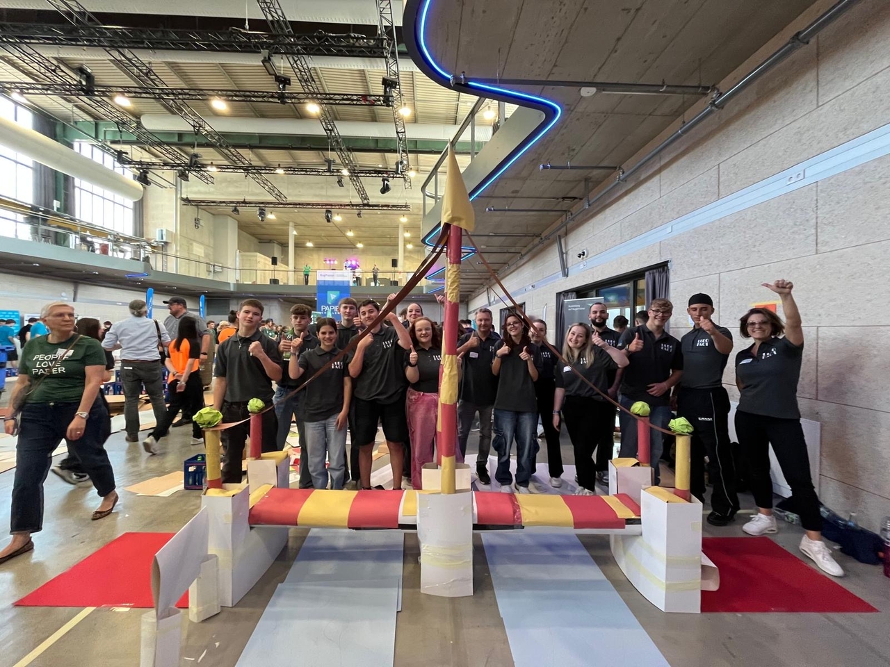 Spannende Papierbrücken: Schülerinnen und Schüler der Dominikus-Zimmermann-Realschule bei der Papier Challenge in München