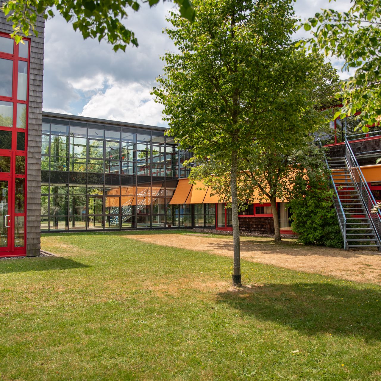 Glasgang zwischen dem Alt- und Neubau