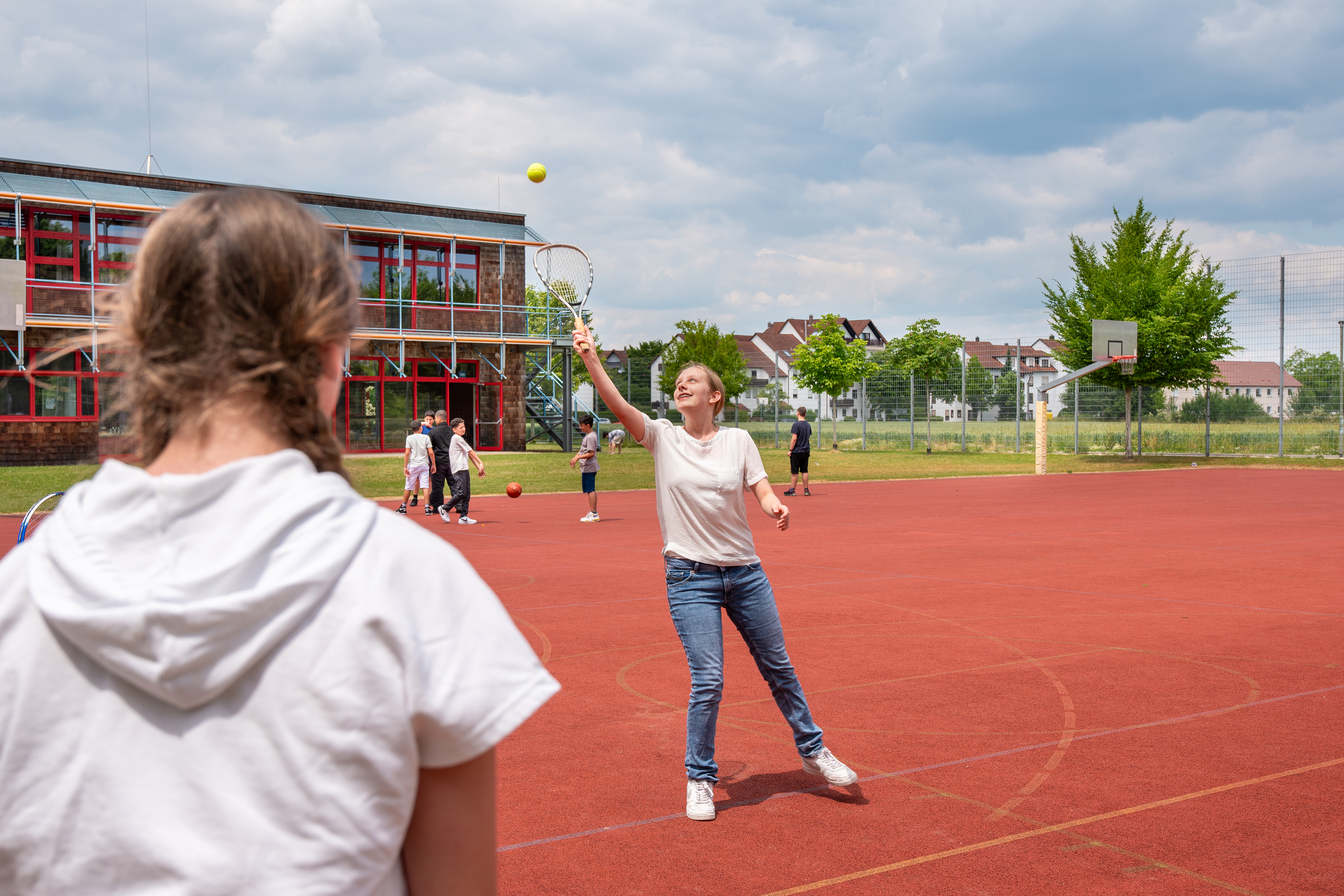 Schülerinnen spielen Tennis während der aktiven Frischluftpause
